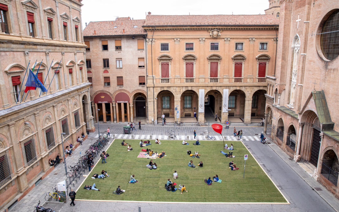 Bologna, un prato in Piazza Rossini, nel cuore della zona universitaria