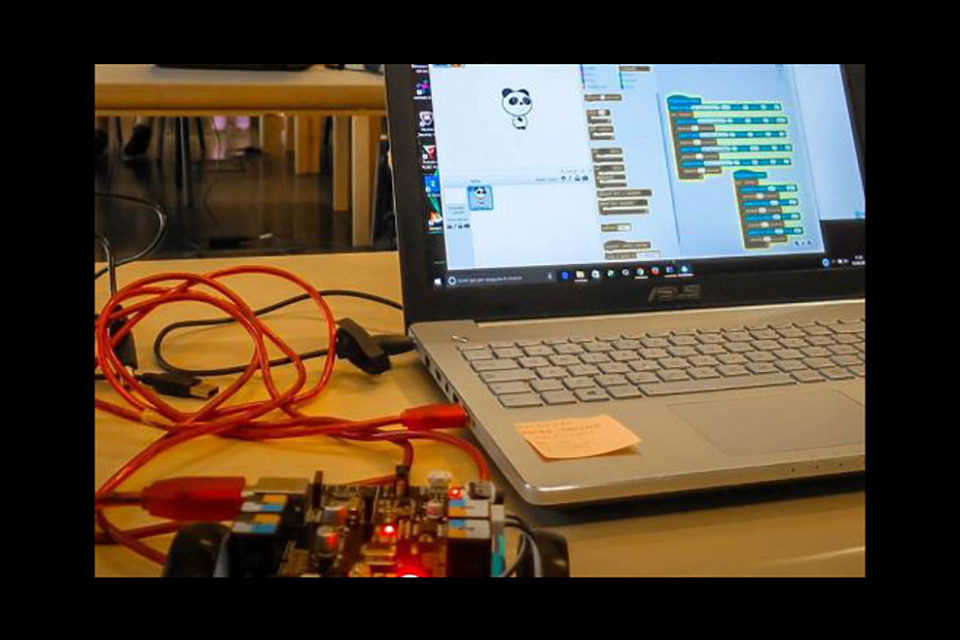 Steam we up? Laboratori di coding e robotica