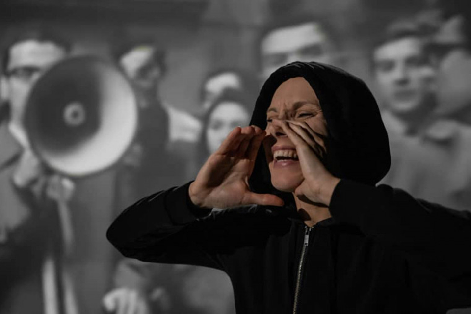 Vogliamo tutto, spettacolo teatrale
